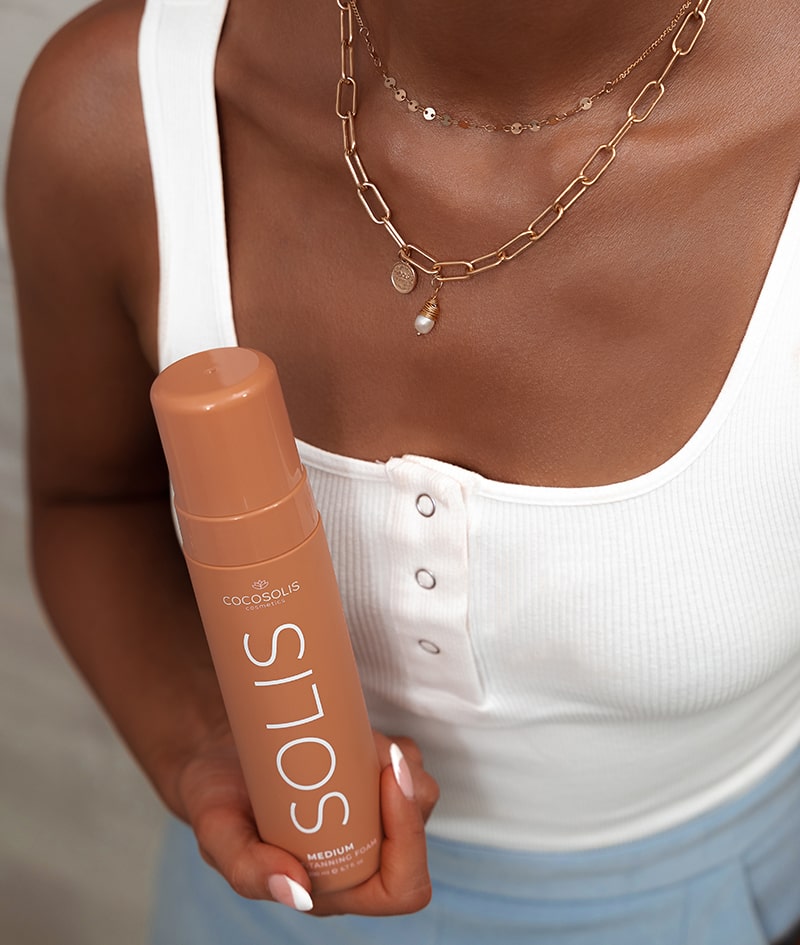 BRONZE TAN: Profite quand tu veux d'un bronzage d'apparence naturelle. Appliqué impeccablement avec le gant, SOLIS assure un résultat exceptionnel qui tient jusqu'à 7 jours.