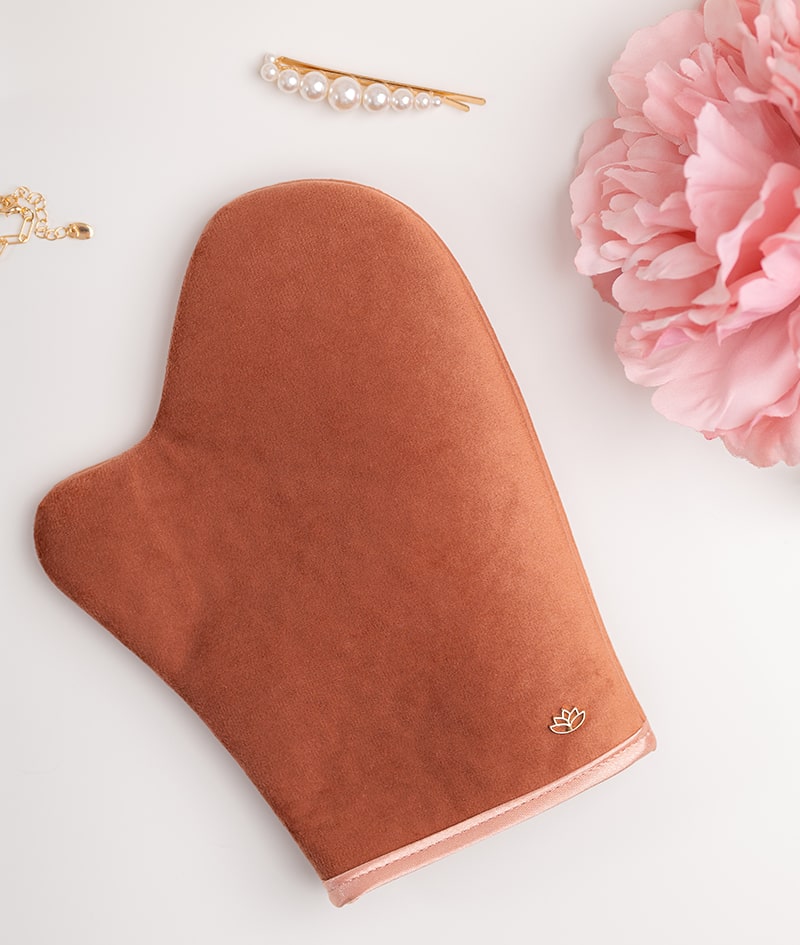 BRONZE TAN: Profite quand tu veux d'un bronzage d'apparence naturelle. Appliqué impeccablement avec le gant, SOLIS assure un résultat exceptionnel qui tient jusqu'à 7 jours.