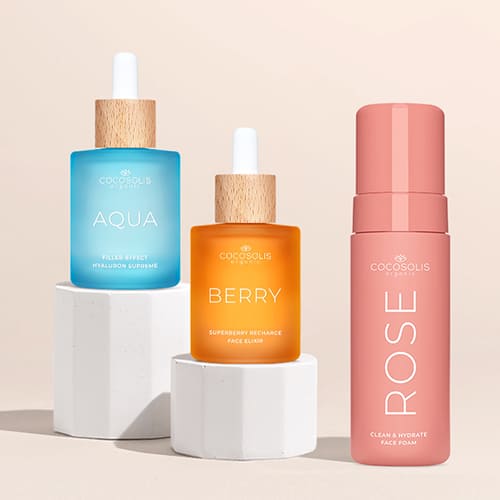 FACE ROUTINE: Profite d'une routine visage naturelle en 3 étapes : nettoie avec la mousse nettoyante ROSE, assure une hydratation ultime avec le sérum hyaluronique AQUA, scelle l'hydratation et nourris avec l'élixir BERRY.