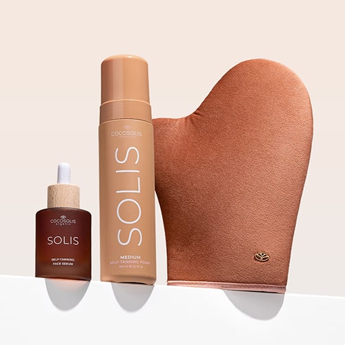 BRONZE GODDESS: Un trio naturel pour un bronzage magnifique et naturel : Le sérum autobronzant anti-âge SOLIS pour le visage, la mousse autobronzante SOLIS et le gant pour une application parfaite.