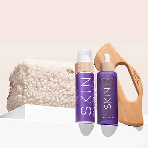 ANTI-CELLULITE THERAPY + GIFT: Серумът SKIN+ видимо намалява целулита с 4 активни съставки в максимална концентрация. Сухото масло SKIN Anti-cellulite, нанесено с масажора BODY GUA SHA, допълва антицелулитния ефект и оформя извивките. Cloud Pouch е подарък от нас: пухкаво бижу в колекцията ви от несесери.