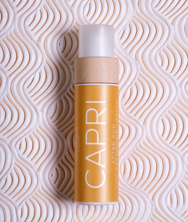 CAPRI GLOW: CHOCO accelerează bronzul natural și hrănește pielea. CAPRI calmează pielea după plajă și prelungește bronzul până la 3 luni. AURA hidratează, împrospătează și luminează din cap până în picioare.