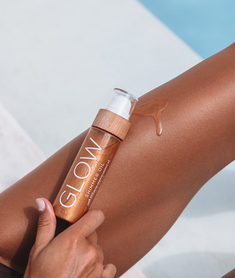 CHOCOLATE GLOW: Το CHOCO επιταχύνει την ανάπτυξη φυσικού μαυρίσματος και περιβάλλει το δέρμα με ένα ακαταμάχητο άρωμα. Το GLOW θρέφει και προσθέτει λάμψη.