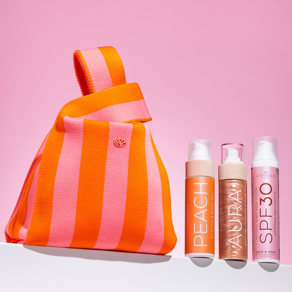JUICY TAN TRIO + GIFT BAG: SPF30 осигурява ефективна натурална слънцезащита с Non-nano Invisible Zinc. PEACH ускорява натрупването на тен и придава неустоим аромат на праскова. AURA нежно озарява от глава до пети и хидратира с богатство от пептиди. COCOSOLIS Mini Bag e limited edition подарък от нас: мини чанта за големите летни моменти.