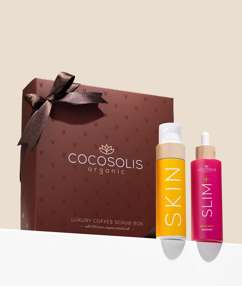 STRETCH MARK THERAPY: Koncentrované sérum SLIM+ působí cíleně proti tukům, povislé pokožce a striím. Suchý olej SKIN Stretch Mark doplňuje sérum: zvyšuje pružnost a chrání před striemi. Luxusní kávový peeling jemně exfoliuje a bojuje proti nedokonalostem pleti.