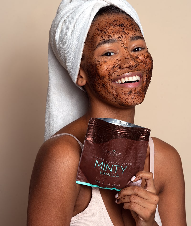 STRETCH MARK THERAPY + GIFT: Le sérum concentré SLIM+ agit de manière ciblée contre les graisses, le relâchement cutané et les vergetures. L'huile sèche SKIN Stretch Mark complète le sérum : elle améliore l'élasticité et protège contre les vergetures. Le luxueux gommage au café exfolie en douceur et combat les imperfections cutanées. Cloud Pouch est un cadeau de notre part : un bijou moelleux à ajouter à votre collection de trousses de toilette.