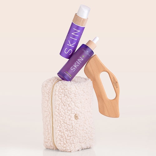 ANTI-CELLULITE THERAPY + GIFT: Ο ορός SKIN+ μειώνει ορατά την κυτταρίτιδα με 4 δραστικά συστατικά στη μέγιστη συγκέντρωσή τους. Το ξηρό λάδι SKIN Anti-cellulite, που εφαρμόζεται με τη συσκευή μασάζ BODY GUA SHA, συμπληρώνει την αντικυτταριτιδική δράση και διαμορφώνει τις καμπύλες. Το Cloud Pouch είναι δώρο από εμάς: ένα χνουδωτό κόσμημα στη συλλογή σας με νεσεσέρ.