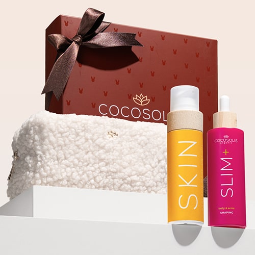 STRETCH MARK THERAPY + GIFT: Ο συμπυκνωμένος ορός SLIM+ δρα ειδικά κατά του λίπους, της χαλάρωσης του δέρματος και των ραγάδων. Το ξηρό λάδι SKIN Stretch Mark συμπληρώνει τον ορό: αυξάνει την ελαστικότητα και προστατεύει από τις ραγάδες. Το πολυτελές scrub από καφέ απολεπίζει απαλά και καταπολεμά τις ατέλειες του δέρματος. Το Cloud Pouch είναι δώρο από εμάς: ένα χνουδωτό κόσμημα στη συλλογή σας με νεσεσέρ.