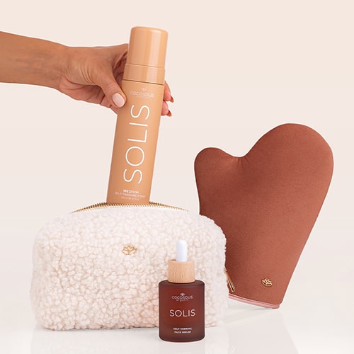 BRONZE GODDESS + GIFT: Un trío natural para un magnífico bronceado de aspecto natural: el sérum facial autobronceador antienvejecimiento SOLIS, la espuma autobronceadora SOLIS y el guante para una aplicación impecable. Cloud Pouch es un regalo nuestro: un tesoro esponjoso para añadir a tu colección de bolsitas.