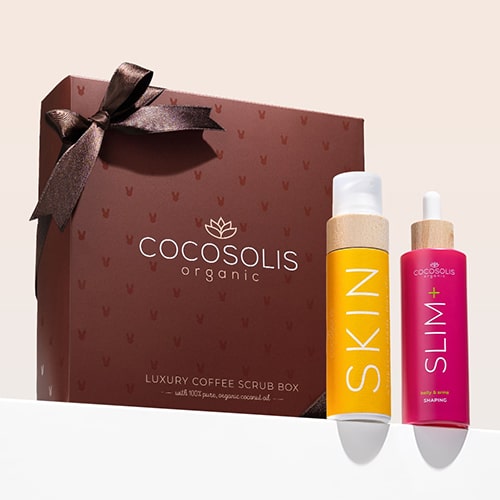 STRETCH MARK THERAPY: El sérum concentrado SLIM+ combate la grasa, la flacidez y las estrías. El aceite seco SKIN Stretch Mark complementa el sérum: potencia la elasticidad y protege contra las estrías. El exfoliante de café de lujo exfolia suavemente y combate las imperfecciones de la piel.