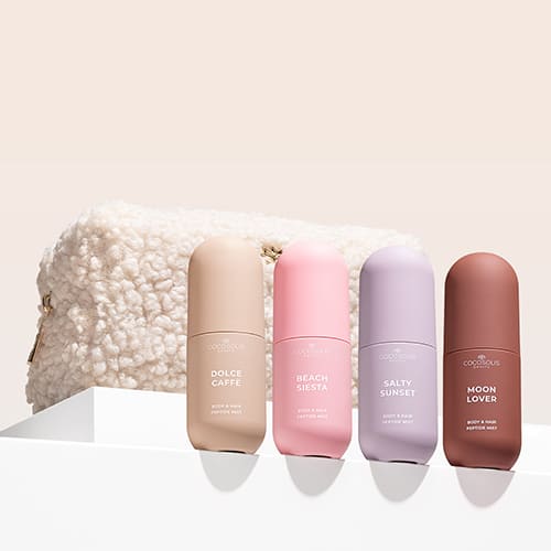 SUN TO MOON COLLECTION + GIFT: Cuatro brumas para cada momento del día y de la noche. Hidratan, refrescan y envuelven la piel y el cabello en cuatro aromas ricos y complejos – dulce, jugoso, salado y embriagador. Cloud Pouch es un regalo nuestro: un tesoro esponjoso para añadir a tu colección de bolsitas.