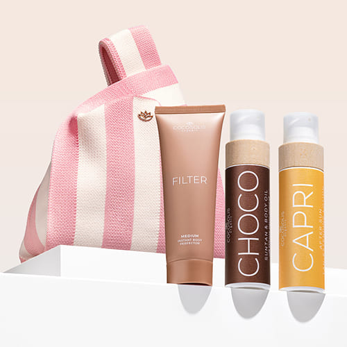 VACATION TRIO + GIFT: El trío que querrás en tu maleta este verano. El aceite bronceador CHOCO acelera el desarrollo de un bronceado natural y deja un irresistible aroma a chocolate. CAPRI calma la piel después de la exposición al sol y prolonga tu bronceado hasta 3 meses después de tu último día de playa. La crema corporal FILTER en un tono medio unifica al instante el tono de la piel, suaviza pequeñas imperfecciones y aporta un brillo sutil y un bronceado bronceado dorado. Gelato Bag es nuestro regalo para ti: hazte con ella antes de que se derrita.