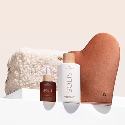 FULL GLOW + GIFT: A SOLIS arcszérum természetes hatású barnaságot biztosít és anti-aging hatású.
A SOLIS testápoló tej mindennapi hidratálást nyújt, és a bőr színéhez alkalmazkodó barnaságot ad, amely minden egyes alkalmazással fokozódik.
A Self-tanning mitt egy bársonyos felviteli kesztyű, amellyel a barnaság tökéletesen egyenletes lesz, foltok és csíkok nélkül. Cloud Pouch ajándék tőlünk: egy igazi bolyhos bizsu a piperekészletedben.