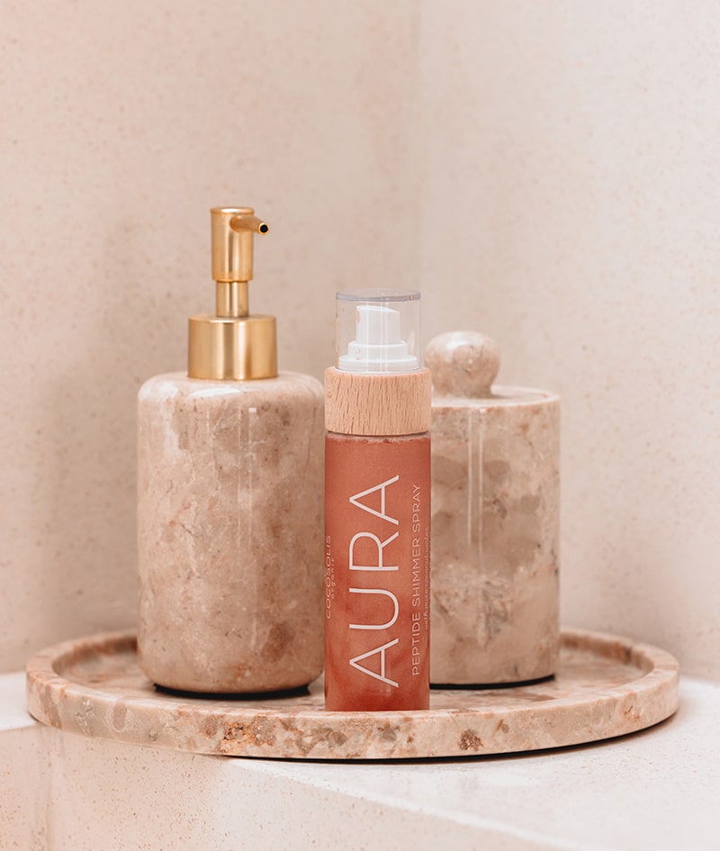AURA Peptide Shimmer Spray: Spray sublimateur naturel aux peptides pour le visage, le corps et les cheveux. Illumine, hydrate, rajeunit.
<br><strong>Brillance : Nude</strong>