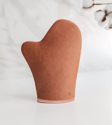 SELF-TANNING MITT: Mănușă catifelată pentru aplicarea impecabilă a produselor din gamele SOLIS și FILTER. Potrivită pentru corp.