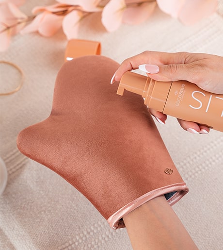 SELF-TANNING MITT: Mănușă catifelată pentru aplicarea impecabilă a produselor din gamele SOLIS și FILTER. Potrivită pentru corp.