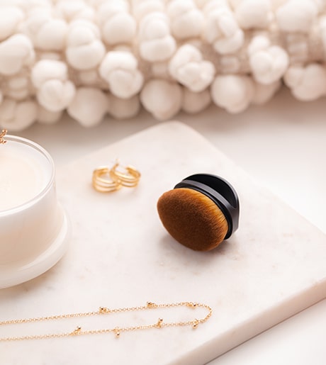 TANNING Brush: Para una aplicación precisa e impecable de autobronceadores u otros productos.