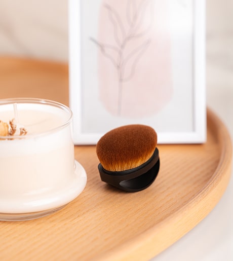 TANNING Brush: Para una aplicación precisa e impecable de autobronceadores u otros productos.