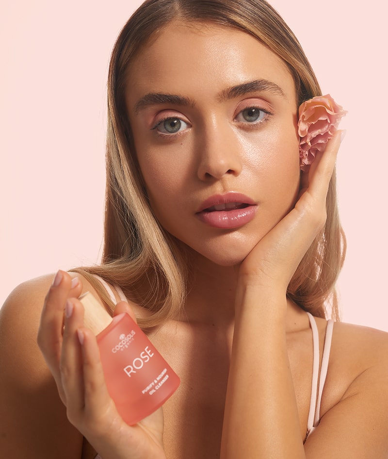 ROSE Purify & Nourish Oil Cleanser: Olio viso detergente con proprietà rigeneranti e nutrienti. Con Rosa damascena assoluta.