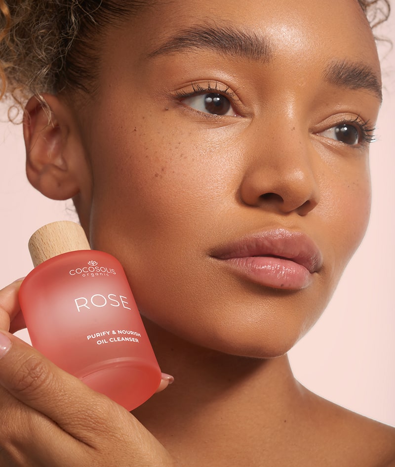 ROSE Purify & Nourish Oil Cleanser: Olio viso detergente con proprietà rigeneranti e nutrienti. Con Rosa damascena assoluta.
