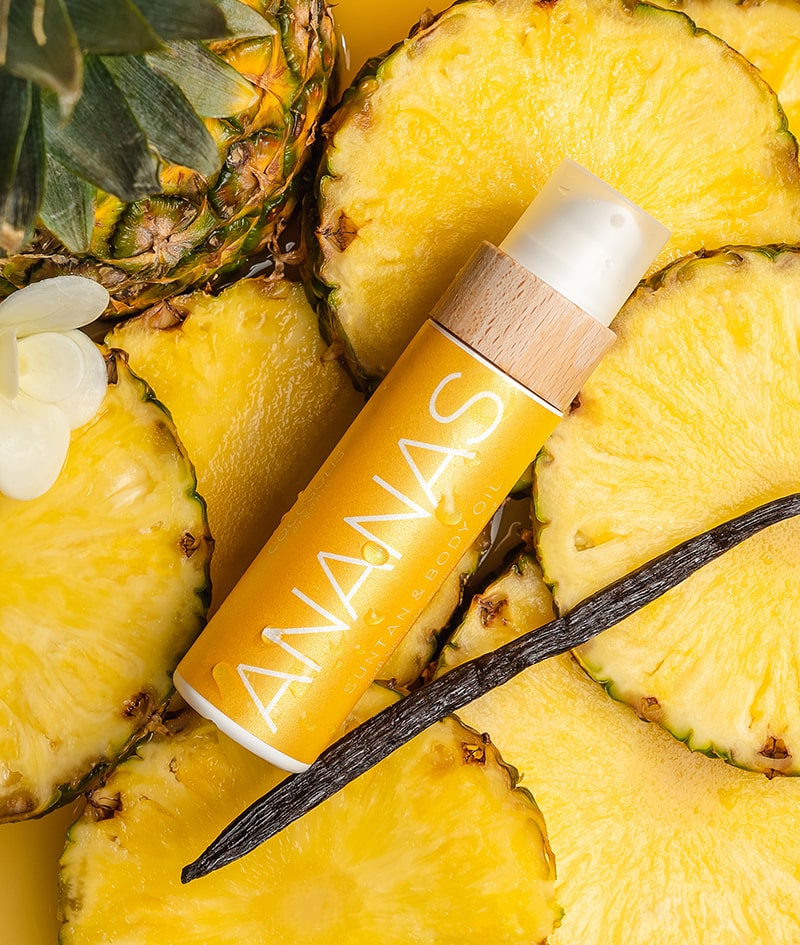 ANANAS Suntan & Body Oil: Натурално масло за бърз, наситен тен под слънцето и в солариума. Подходящо и за ежедневна употреба за подхранена и сияйна кожа. С аромат на ананас и ванилия.