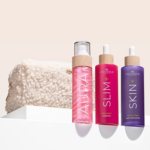 GLOWING CURVES + GIFT: SLIM+ zmniejsza obwody, ujędrnia i modeluje brzuch oraz ramiona. SKIN+ widocznie redukuje cellulit i tłuszcz na pośladkach i udach. AURA PINK nawilża i dodaje urzekający różowy blask od stóp do głów. Cloud Pouch to nasz prezent dla Ciebie: puszysty skarb w Twojej kolekcji kosmetyczek.