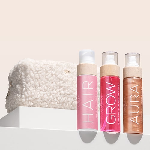 HAIR BRILLIANCE + GIFT: Zmień swoje włosy w naturalny sposób. GROW stymuluje porost włosów i zmniejsza ich wypadanie. HAIR głęboko odżywia dzięki mieszance 7 olejków organicznych. AURA nawilża, odświeża i rozjaśnia od stóp do głów. Cloud Pouch to prezent od nas: puszysty skarb w Twojej kolekcji kosmetyczek.