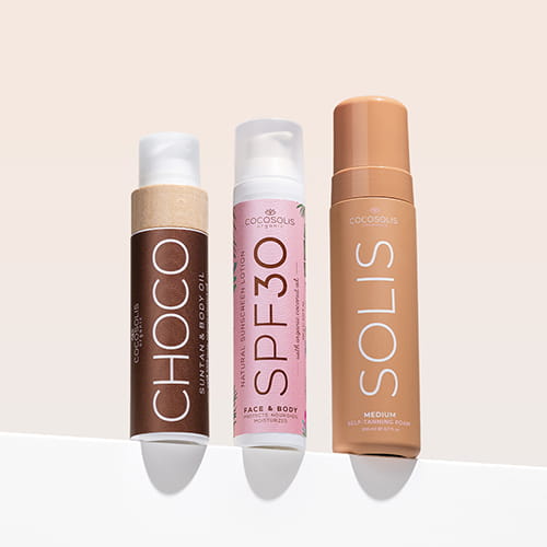 TAN UNLIMITED: SPF30 zapewnia skuteczną, naturalną ochronę przeciwsłoneczną dzięki Non-nano Invisible Zinc. CHOCO przyspiesza uzyskiwanie naturalnej opalenizny i nadaje kuszący zapach. SOLIS Medium zapewnia piękną, brązową opaleniznę bez konieczności wystawiania się na słońce.

CHOCO Suntan & Body Oil – najlepiej zużyć przed: 31.07.2026
SOLIS Medium Self-tanning Foam – najlepiej zużyć przed: 31.08.2026
SPF30 Natural Sunscreen Lotion – najlepiej zużyć przed: 31.08.2026