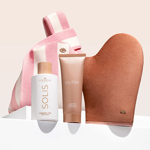 CARAMEL SKIN + GIFT: Com este trio, tens uma pele perfeita sem complicações na aplicação. O leite corporal SOLIS Milk proporciona hidratação diária e um bronzeado que se adapta ao tom da pele e se intensifica a cada aplicação. O creme corporal FILTER num tom médio uniformiza instantaneamente o tom da pele, suaviza pequenas imperfeições e confere um brilho subtil e um bronzeado dourado. A luva SELF-TANNING MITT é uma luva aveludada que garante uma aplicação impecável de ambos os produtos. A Gelato Bag é o nosso presente para ti: agarra-a antes que derreta.