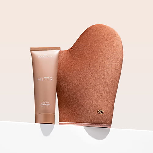 FILTER DUO: MEDIUM: A combinação perfeita para uma pele impecável sempre que quiseres. O creme corporal FILTER num tom médio uniformiza instantaneamente o tom da pele, suaviza pequenas imperfeições e confere um brilho subtil e um bronzeado. Utiliza a luva aveludada SELF-TANNING MITT para uma aplicação uniforme em áreas maiores.