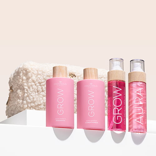 TOTAL HAIR GLOW UP + GIFT: O Champô e o Condicionador GROW, com o ingrediente clinicamente comprovado KERASCALP™, juntamente com o Spray Sérum GROW com o Hair Stimulation Complex™ clinicamente comprovado, ajudam a alcançar um cabelo mais forte, mais espesso e em crescimento. AURA PINK hidrata e ilumina com um brilho rosa irresistível da cabeça aos pés. A Cloud Pouch é uma oferta nossa: um tesouro fofinho na sua coleção de bolsas.