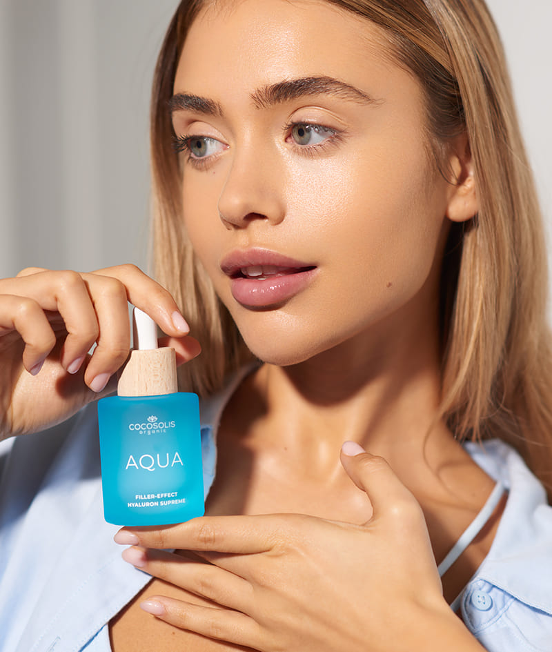 HYDRATED & GLOWING: Ενυδατώστε έντονα το πρόσωπό σας με το AQUA με 8 μοριακά βάρη υαλουρονικού οξέος. Λάμψτε από την κορυφή μέχρι τα νύχια με το AURA που περιέχει σωματίδια μίκας και ενυδατικά πεπτίδια.