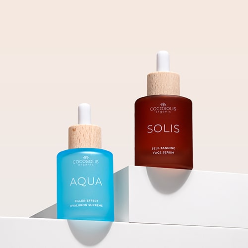 CLEAN GIRL: Zažiar s dvoma silnými prírodnými sérami na tvár. Sérum AQUA ultra hydratuje pomocou kyseliny hyalurónovej s 8 rôznymi molekulovými hmotnosťami. Samoopaľovacie sérum SOLIS dodáva prirodzene vyzerajúce opálenie šetrným spôsobom a má anti-aging efekt.