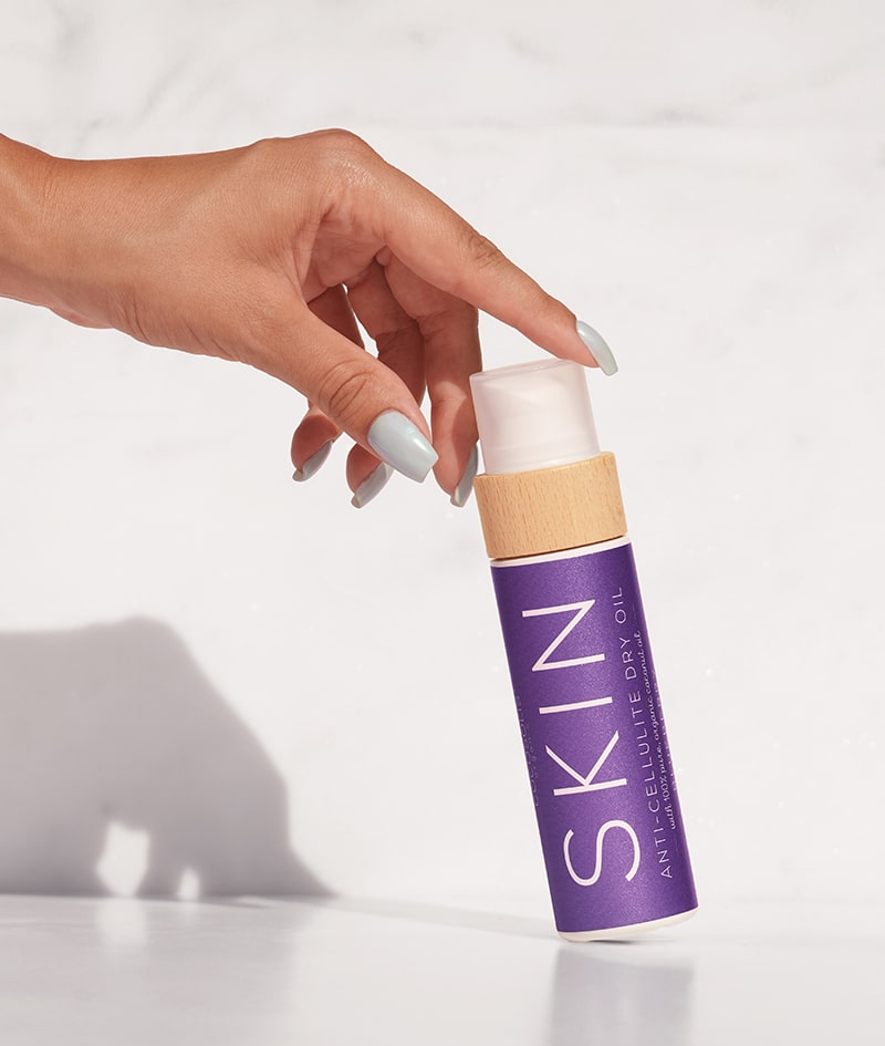 ANTI-CELLULITE POWER: Serul SKIN+ reduce vizibil celulita cu 4 ingrediente active în concentrație maximă. Uleiul uscat anticelulitic SKIN completează efectul anticelulitic cu un ingredient activ natural și uleiuri organice.