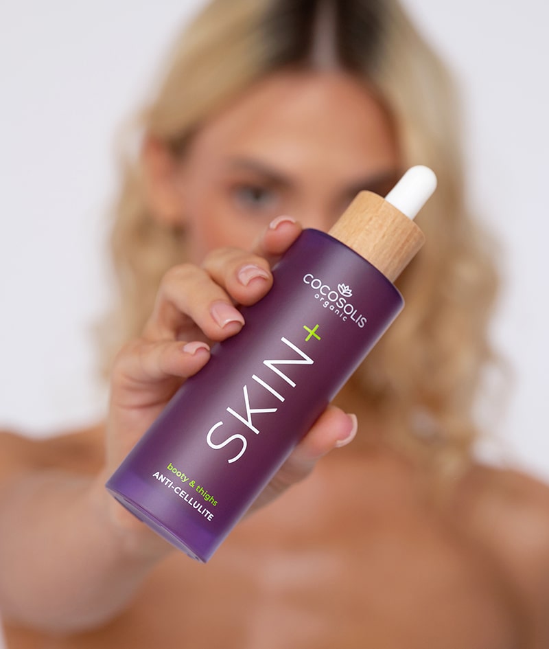 ANTI-CELLULITE RITUAL: Serul SKIN+ reduce vizibil celulita cu 4 ingrediente active în concentrație maximă. Uleiul uscat anticelulitic SKIN, aplicat cu aparatul de masaj BODY GUA SHA, completează efectul anticelulitic și modelează formele.