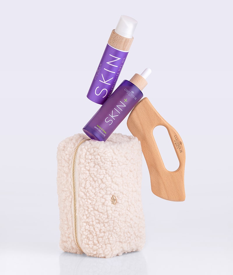 ANTI-CELLULITE THERAPY + GIFT: Ο ορός SKIN+ μειώνει ορατά την κυτταρίτιδα με 4 δραστικά συστατικά στη μέγιστη συγκέντρωσή τους. Το ξηρό λάδι SKIN Anti-cellulite, που εφαρμόζεται με τη συσκευή μασάζ BODY GUA SHA, συμπληρώνει την αντικυτταριτιδική δράση και διαμορφώνει τις καμπύλες. Το Cloud Pouch είναι δώρο από εμάς: ένα χνουδωτό κόσμημα στη συλλογή σας με νεσεσέρ.