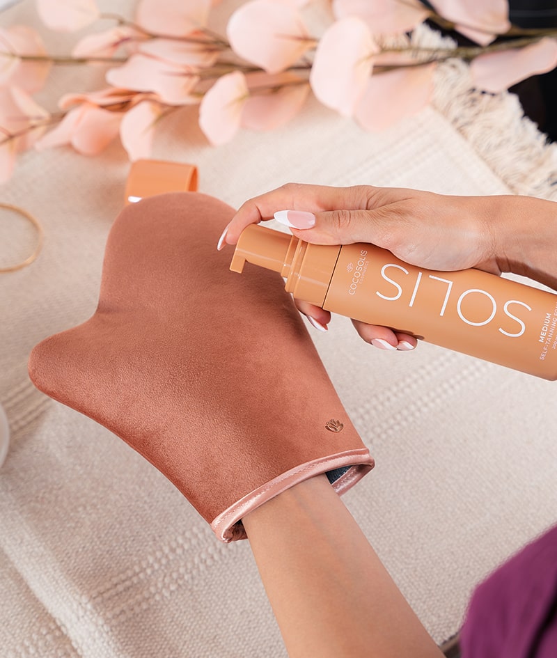 BRONZE GODDESS: Un trio naturel pour un bronzage magnifique et naturel : Le sérum autobronzant anti-âge SOLIS pour le visage, la mousse autobronzante SOLIS et le gant pour une application parfaite.