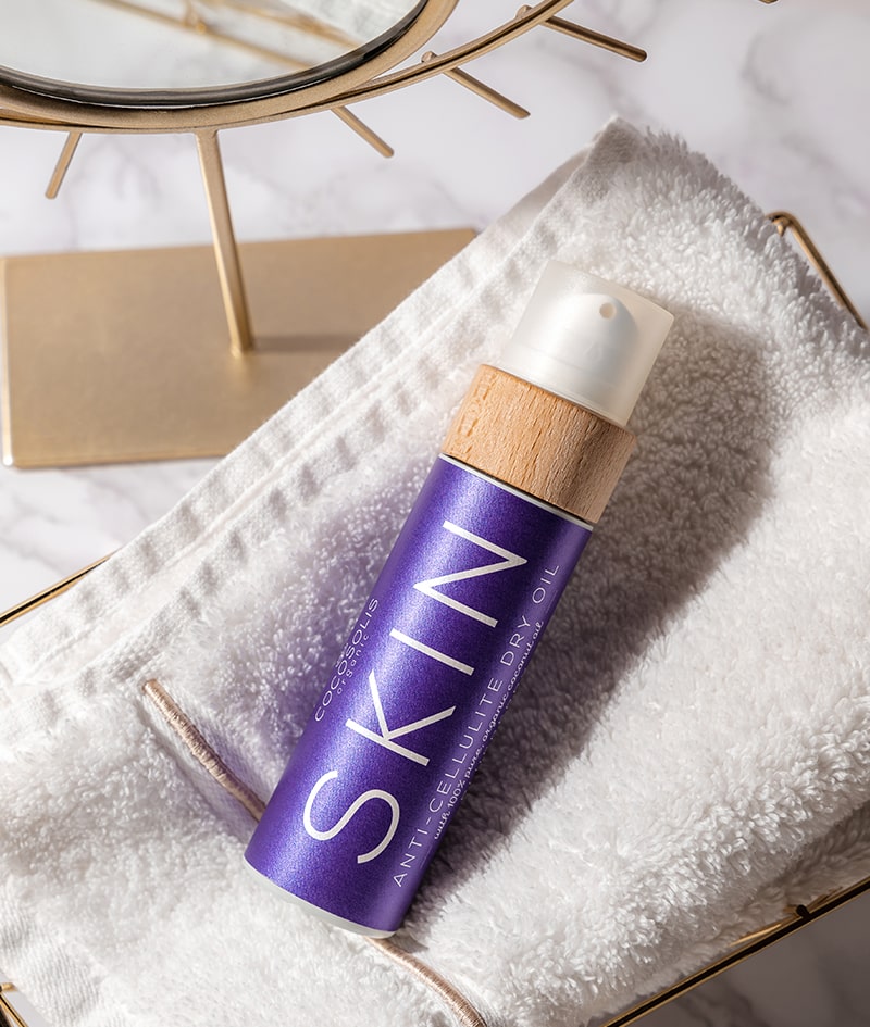 CHOCO SKIN + GIFT BAG: PIELE Anticelulitică, tonifiază și netezește. CHOCO accelerează bronzul natural și hrănește. AURA hidratează, împrospătează și luminează din cap până în picioare. COCOSOLIS Mini Bag limited edition este un cadou de la noi: geantă mini pentru momentele importante de vară.
