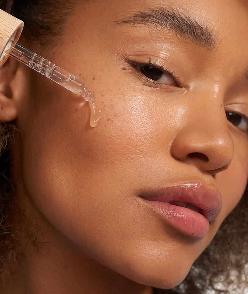 CLEAN GIRL: Zabłyśnij dzięki dwóm wyjątkowo skutecznym, naturalnym serom do twarzy. Serum AQUA intensywnie nawilża dzięki kwasowi hialuronowemu o 8 różnych masach cząsteczkowych. Samoopalające serum SOLIS nadaje skórze naturalnie wyglądającą opaleniznę w możliwie najdelikatniejszy sposób, a dodatkowo działa przeciwstarzeniowo.