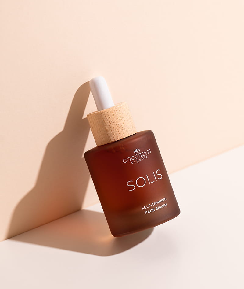 CLEAN GIRL: Zabłyśnij dzięki dwóm wyjątkowo skutecznym, naturalnym serom do twarzy. Serum AQUA intensywnie nawilża dzięki kwasowi hialuronowemu o 8 różnych masach cząsteczkowych. Samoopalające serum SOLIS nadaje skórze naturalnie wyglądającą opaleniznę w możliwie najdelikatniejszy sposób, a dodatkowo działa przeciwstarzeniowo.