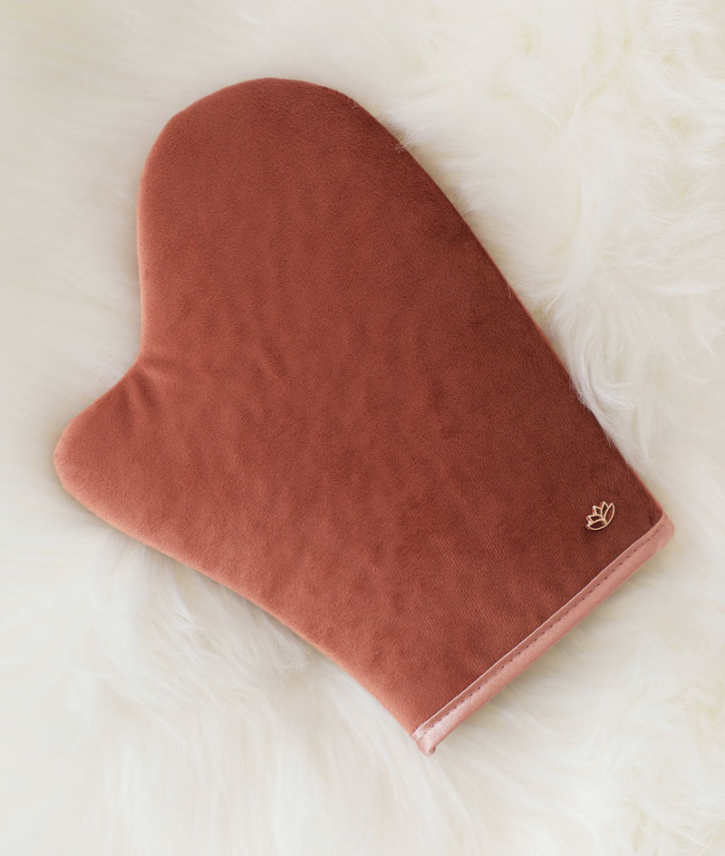 DAILY BRONZE: SOLIS Milk дава ежедневна хидратация и естествено изглеждащ тен, който се натрупва с всяко нанасяне. Self-tanning mitt е кадифена ръкавица за нанасяне, с която тенът е безупречно равномерен, без петна и ивици