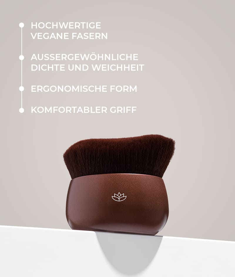 FILTER COMBO: MEDIUM: Die perfekte Kombination für makellose Haut, wann immer Du sie Dir wünschst. Die Körpercreme FILTER im mittleren Farbton ebnet den Teint sofort, glättet kleine Unregelmäßigkeiten und verleiht feinen Glow und bronzene Bräune. Mit dem samtigen Handschuh SELF-TANNING MITT trägst Du sie gleichmäßig auf größere Bereiche wie Oberschenkel, Rücken und Oberkörper auf. Mit dem ultraweichen Premium-Pinsel BLENDING BRUSH trägst Du sie präzise auf kleinere Bereiche wie Dekolleté, Hände und Knöchel auf.