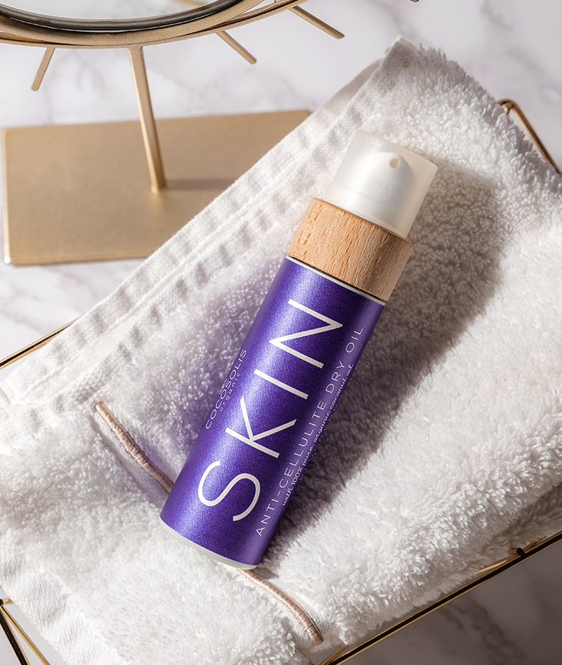 FLAWLESS TAN: Pro krásnou letní pleť, aniž byste se vystavovali slunci. SKIN Anti-cellulite zpevňuje a vyhlazuje nedokonalosti. SOLIS, který se bezchybně nanáší pomocí rukavice, poskytuje nádherné bronzové opálení.