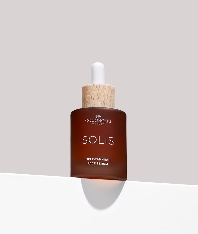 FULL GLOW & DOLCE CAFFÈ + GIFT: Savoure ton bronzage d'apparence naturelle et d'un parfum doux et crémeux de la tête aux pieds. Le sérum pour le visage SOLIS donne un bronzage d'apparence naturelle et a un effet anti-âge. Le lait pour le corps SOLIS hydrate au quotidien et s'adapte à la couleur de la peau, qui s'intensifie à chaque application. Le gant pour autobronzant est un gant en velours qui permet d'obtenir un bronzage impeccablement uniforme, sans taches ni traces. DOLCE CAFFÈ est une brume pour le corps et les cheveux au parfum crémeux d'espresso, de vanille et de caramel. Cloud Pouch est un cadeau de notre part: un bijoux moelleux dans votre collection de trousses.