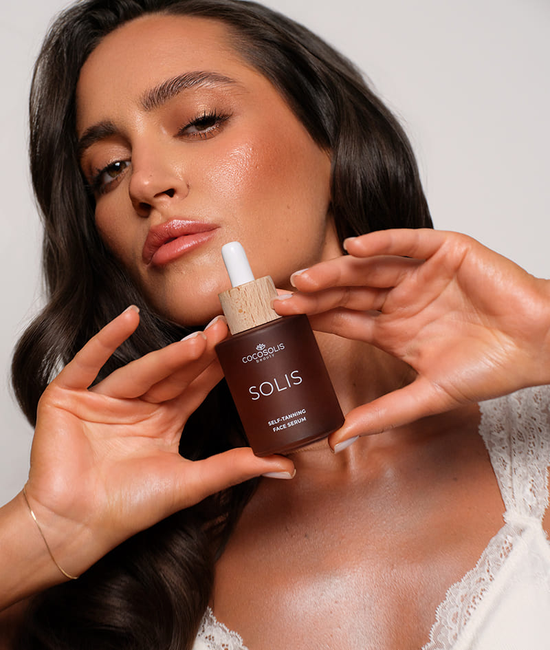 FULL GLOW & DOLCE CAFFÈ + GIFT: Desfruta de um bronzeado de aspeto natural e de um aroma doce e cremoso da cabeça aos pés. O Sérum Facial SOLIS oferece um bronzeado de aspeto natural e um efeito anti-idade. O Leite Corporal SOLIS proporciona hidratação diária e um bronzeado que se adapta ao tom de pele, intensificando-se a cada utilização. A Self-tanning Mitt garante uma aplicação suave e uniforme — sem marcas, sem manchas. DOLCE CAFFÈ é uma bruma para o corpo e o cabelo com o aroma cremoso de espresso, baunilha e caramelo. A Cloud Pouch é uma oferta nossa: um tesouro fofinho na sua coleção de bolsas.