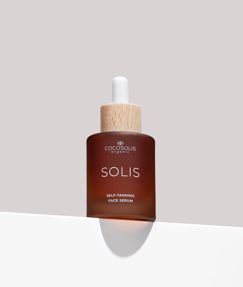 FULL GLOW + GIFT: SOLIS серум за лице придава естествено изглеждащ тен и има антиейдж ефект. SOLIS мляко за тяло дава ежедневна хидратация и адаптиращ се към цвета на кожата тен, който се натрупва с всяко нанасяне. Self-tanning mitt е кадифена ръкавица за нанасяне, с която тенът е безупречно равномерен, без петна и ивици. Cloud Pouch е подарък от нас: пухкаво бижу в колекцията ви от несесери.