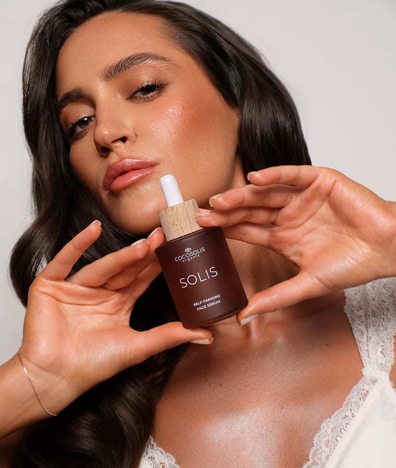 FULL GLOW + GIFT: SOLIS серум за лице придава естествено изглеждащ тен и има антиейдж ефект. SOLIS мляко за тяло дава ежедневна хидратация и адаптиращ се към цвета на кожата тен, който се натрупва с всяко нанасяне. Self-tanning mitt е кадифена ръкавица за нанасяне, с която тенът е безупречно равномерен, без петна и ивици. Cloud Pouch е подарък от нас: пухкаво бижу в колекцията ви от несесери.