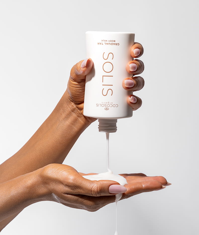 FULL GLOW + GIFT: SOLIS серум за лице придава естествено изглеждащ тен и има антиейдж ефект. SOLIS мляко за тяло дава ежедневна хидратация и адаптиращ се към цвета на кожата тен, който се натрупва с всяко нанасяне. Self-tanning mitt е кадифена ръкавица за нанасяне, с която тенът е безупречно равномерен, без петна и ивици. Gelato Bag е подарък от нас: вземи я, преди да се стопи.