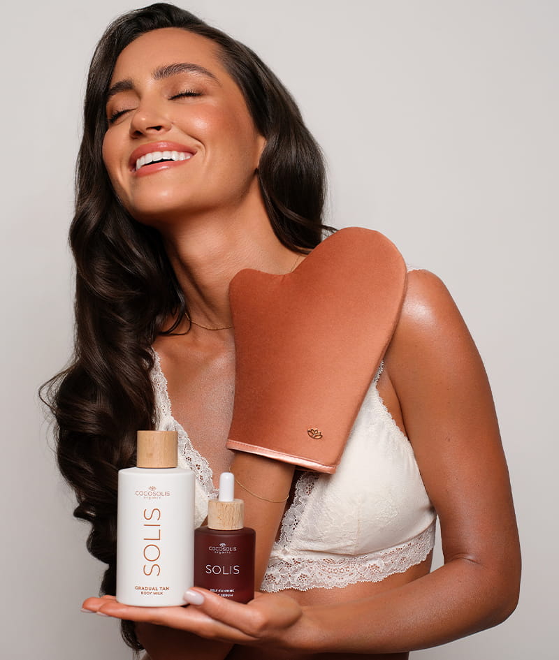 FULL GLOW + GIFT: SOLIS серум за лице придава естествено изглеждащ тен и има антиейдж ефект. SOLIS мляко за тяло дава ежедневна хидратация и адаптиращ се към цвета на кожата тен, който се натрупва с всяко нанасяне. Self-tanning mitt е кадифена ръкавица за нанасяне, с която тенът е безупречно равномерен, без петна и ивици. Gelato Bag е подарък от нас: вземи я, преди да се стопи.