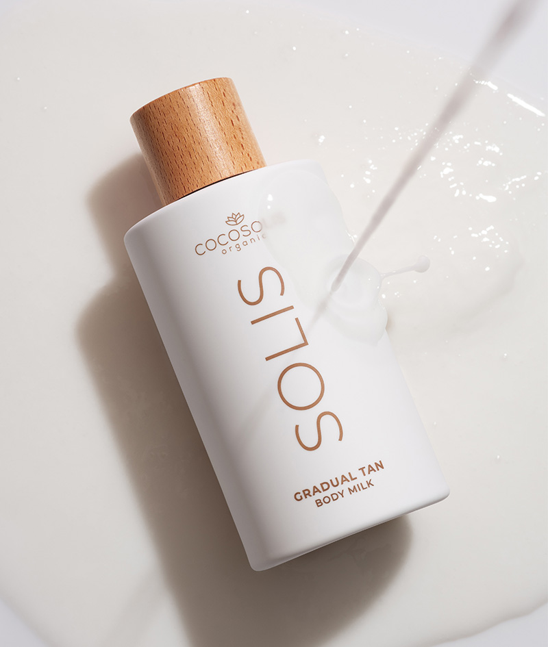 FULL GLOW: Le sérum pour le visage SOLIS donne un bronzage d'apparence naturelle et a un effet anti-âge. Le lait pour le corps SOLIS hydrate au quotidien et s'adapte à la couleur de la peau, qui s'intensifie à chaque application. Le gant pour autobronzant est un gant en velours qui permet d'obtenir un bronzage impeccablement uniforme, sans taches ni traces.